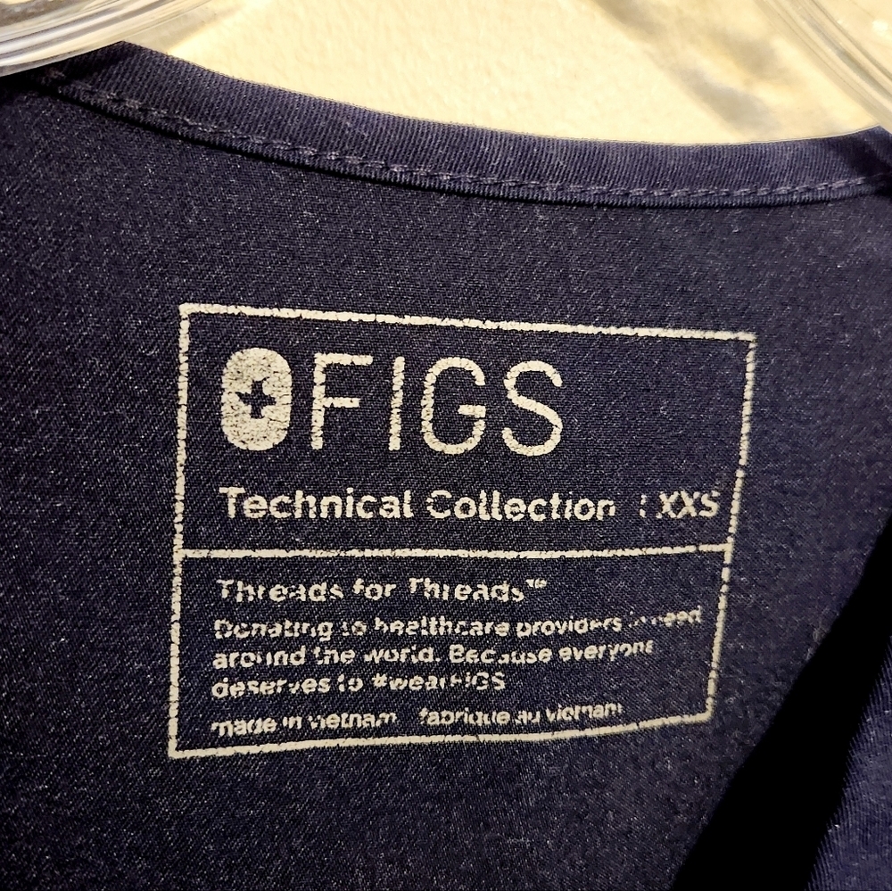 FIGS | Women's Navy Blue V-Neck One Pocket Catarina Scrubs Top (Size XXS) - Picture 2 of 12